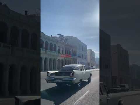 Edificios frente al malecón de La Habana: glorias casi en el olvido