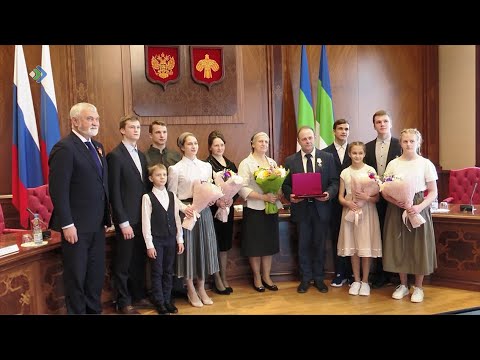 Глава Коми вручил многодетной семье Кулёминых орден «Родительская слава»