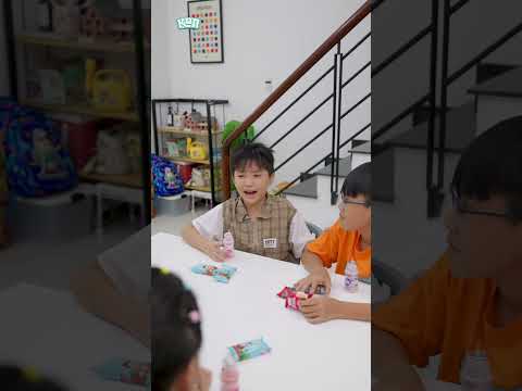 Mẹ cầm cây roi chờ anh hai ở nhà rồi kìa