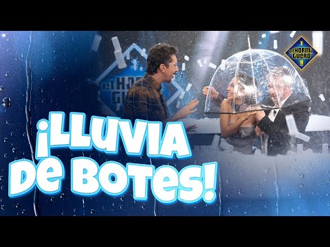 María Becerra se cobija de la lluvia de 3.000 botes - El Hormiguero