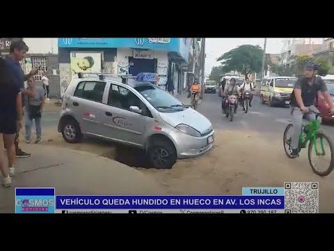 Trujillo: vehículo queda hundido en hueco en Av. Los Incas