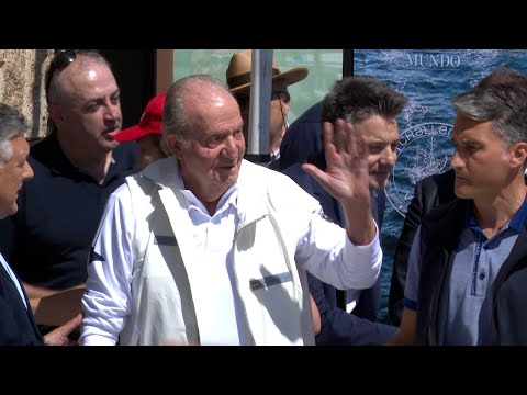 Juan Carlos I aclamado a su llegada al náutico de Sanxenxo con vítores de ¡Viva el rey!