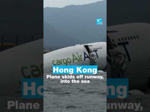 ✈️ A cargo aircraft skids off a Hong Kong runway into the sea, killing 2 airport workers