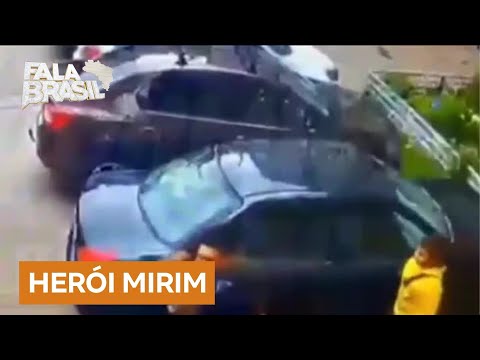 Garoto impede sequestro de jovem em estacionamento na Rússia; veja o vídeo
