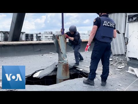 🔵Rescuers Remove Bomb from Roof in Kharkiv