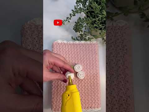 تلبيسه غلاف مصحف بالكروشيه