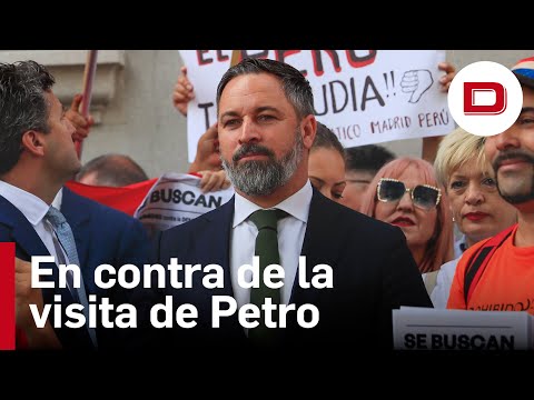 Abascal saluda a los manifestantes contra la visita de Petro al Congreso