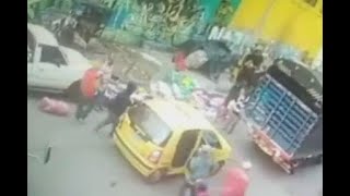 Ladrones se abalanzaron a un taxi, rompieron un vidrio y robaron a pasajeros en Bogotá