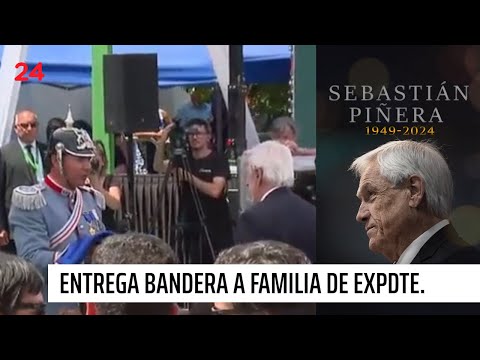 Canciller Alberto Van Klaveren entrega bandera a la familia del difunto expresidente Piñera