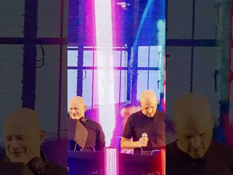 Jono joins Darren on stage to debut new music at #ABGT700