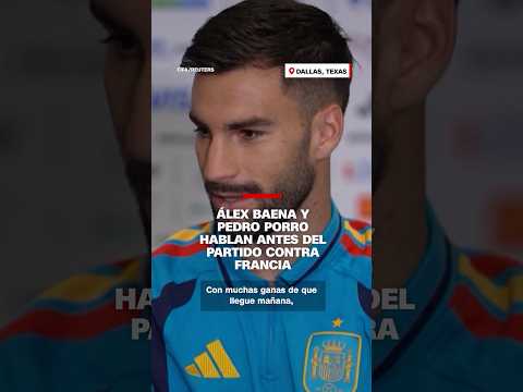Álex Baena y Pedro Porro hablan antes del partido contra Francia