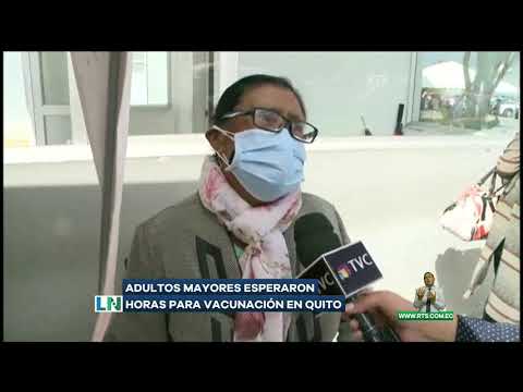 Adultos mayores esperaron horas para vacunación en Quito