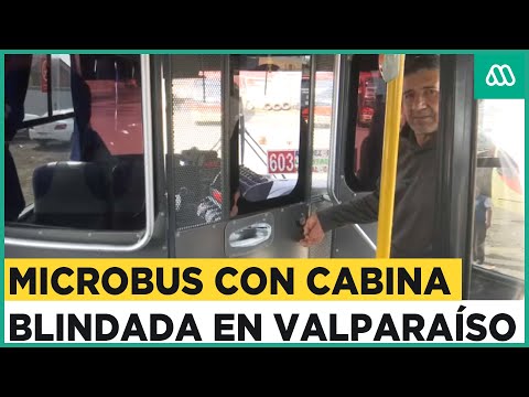Conductor transita con cabina blindada para trabajar en microbús en Valparaíso