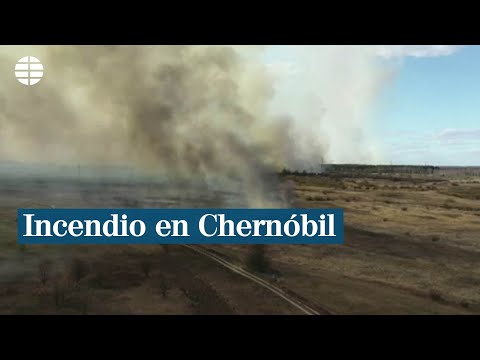 Los bomberos luchan en la extinción de un incendio en una zona restringida de Chernóbil
