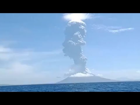 Indonesia | La impresionante columna de cenizas tras la erupción del Volcán Lewotolo