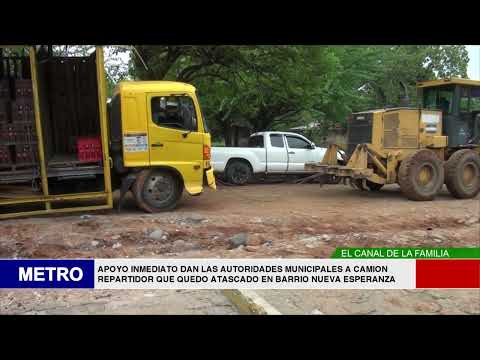 APOYO INMEDIATO DAN LAS AUTORIDADES MUNICIPALES A CAMION REPARTIDOR QUE QUEDO ATASCADO EN BARRIO