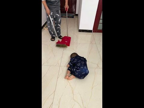往那边挪挪在哭，我要扫地别碍事#爸爸带娃 #萌娃搞笑日常