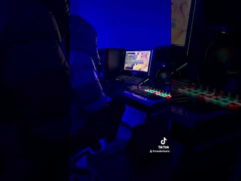 MexikoDro makes a Mexikoton beat #Reggaeton #Shorts