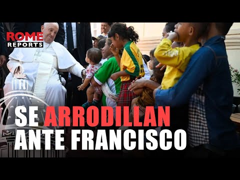 La gente se arrodilla al paso de Francisco en Timor Oriental