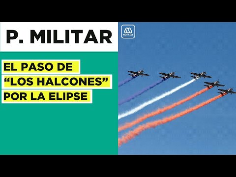 El paso del grupo de acrobacia “Halcones” de la Fuerza Aérea en la Parada Militar 2022