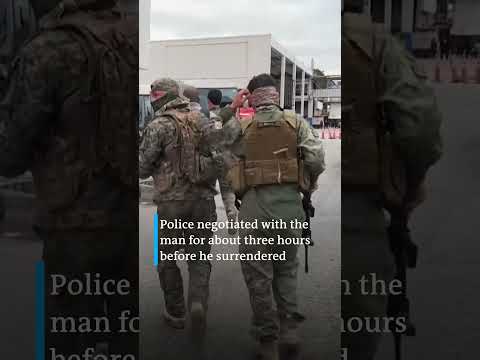 16 hostages freed after gunman hijacks bus in Rio | DW News