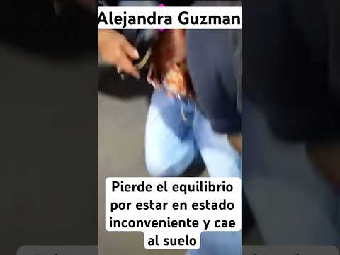 Alejandra Guzmán en aparente estado de ebriedad pierde el control y cae preguntando por su mama