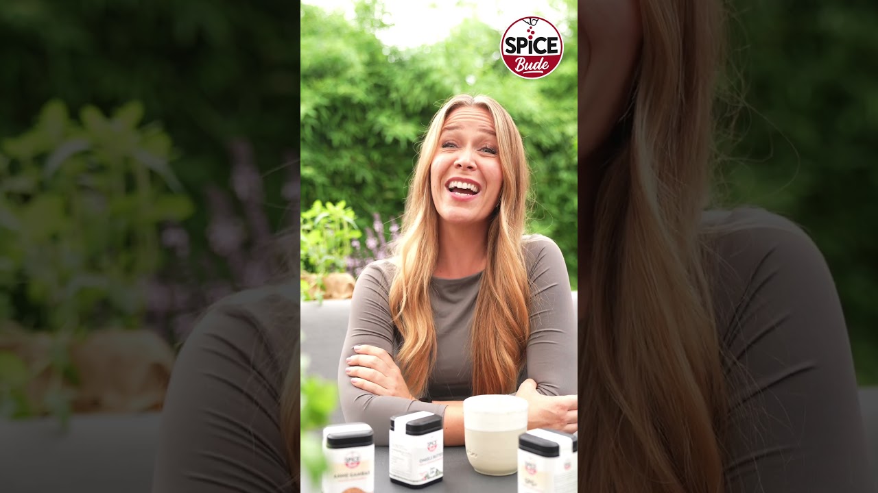 Wir haben Sandra Sprünken nach ihrem TOP 3 Gebäck gefragt und sie macht uns Fernweh! Ihre Favoriten sind:

Französisches Croissant 🥐 (Butter ist alles!)

Russischer Zupfkuchen

Norddeutsches Franzbrötchen

Von Paris bis Norddeutschland – bei Sandra kommt nur das Beste auf den Tisch! Welches dieser Gebäcke würdest du sofort in den Kaffee dippen? Verrate es uns in den Kommentaren! 👇

#SandraSprünken #Gebäck #TOP3 #Backen #Franzbrötchen #Croissant #Zupfkuchen #Kuchenliebe #Spicebude #Interview #FoodReel

👉 Gewürze von der Spicebude direkt online bestellen: https://spicebude.de

Wenn dir das Video gefällt, lass uns gerne ein Like da und abonniere den Kanal, um kein Highlight mehr zu verpassen! 👍

📺 Abonniere hier: https://www.youtube.com/@spicebude

Folge uns auch auf Social Media:
 📸 Instagram: https://www.instagram.com/spicebude/
🎵 Tiktok: https://www.tiktok.com/@spicebude

GÖNN DIR und viel Spaß beim Nachkochen! 😊