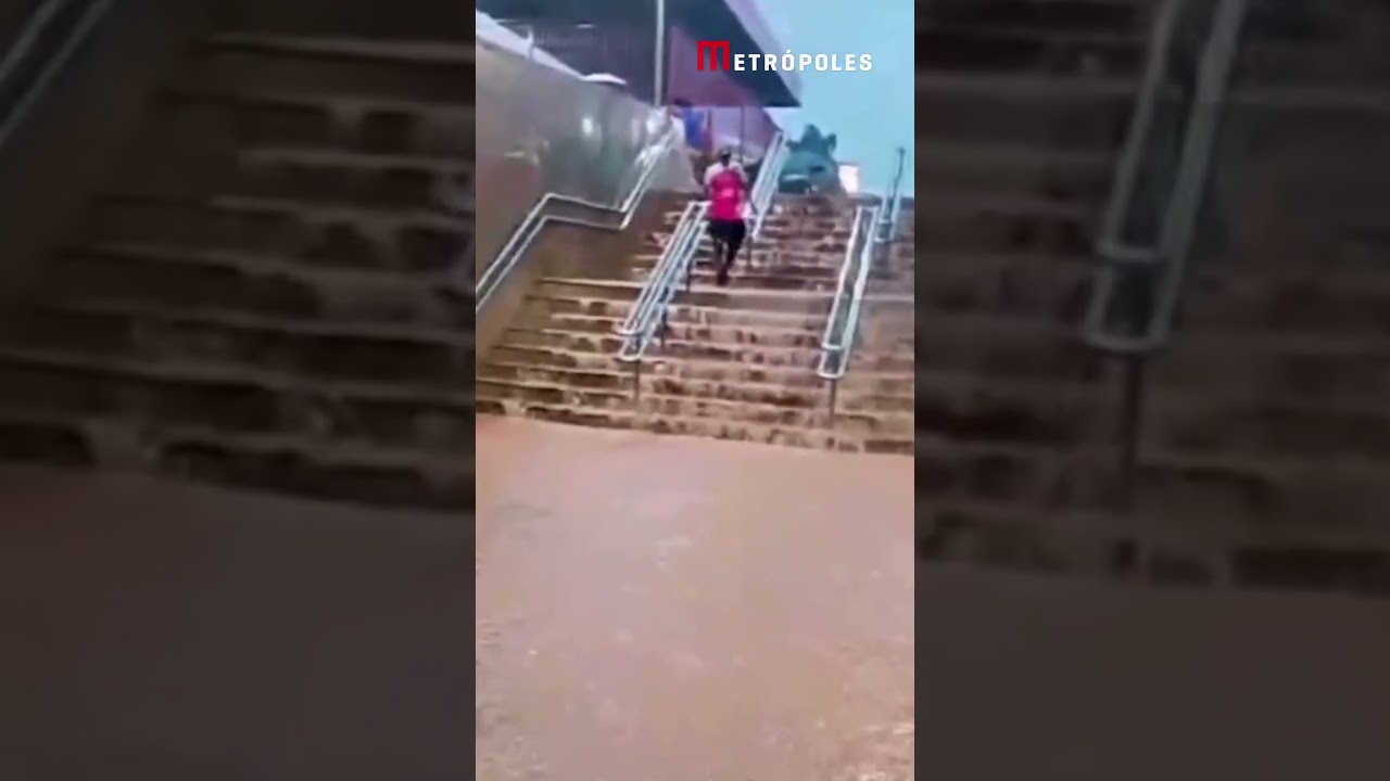 Chuva deixa estação do metrô de Taguatinga alagada