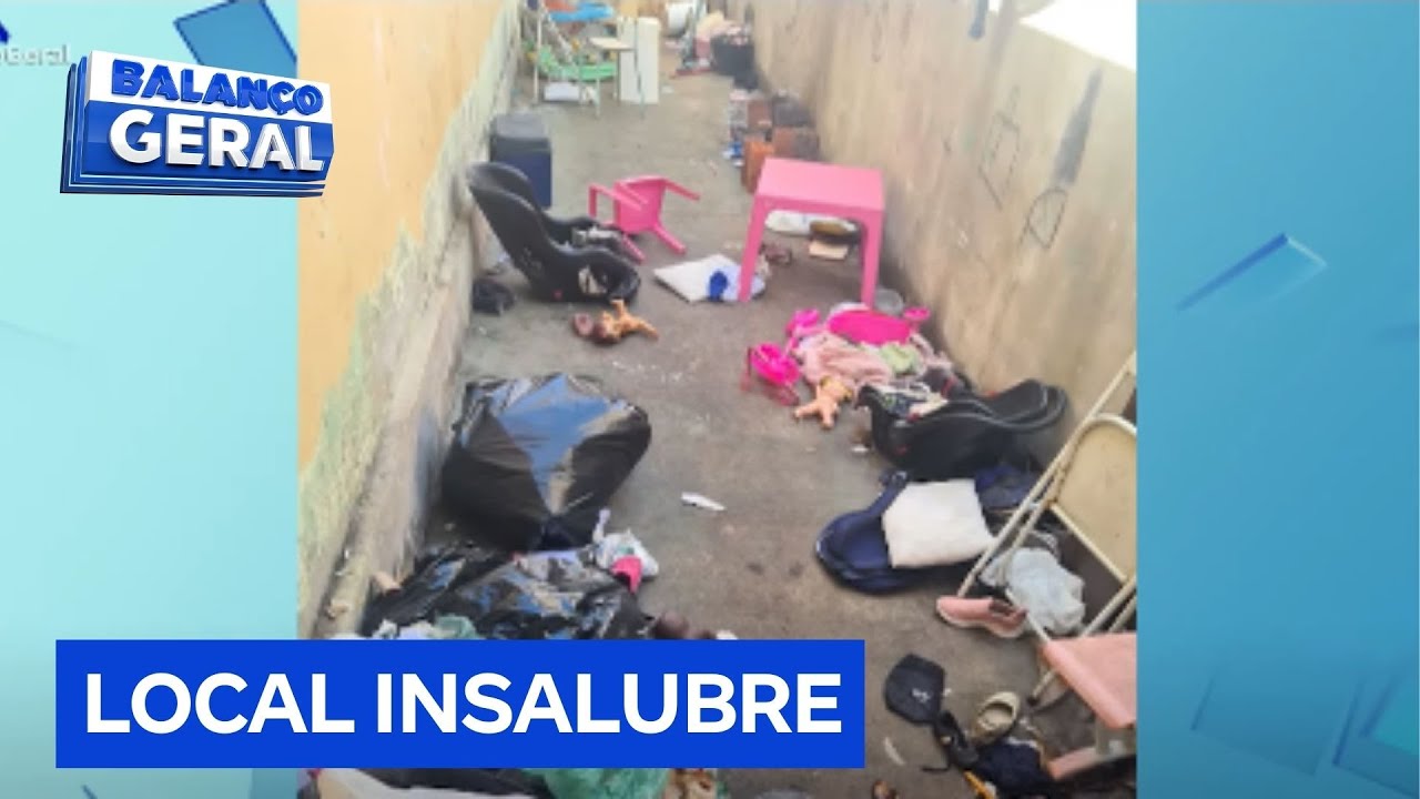 Duas crianças são encontradas sozinhas em casa com muita sujeira
