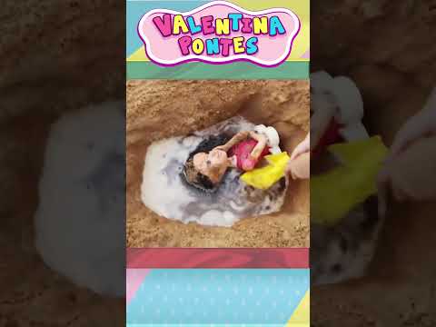 Valentina finge brincar de salvar a boneca na areia #valentina  #infantil   1045