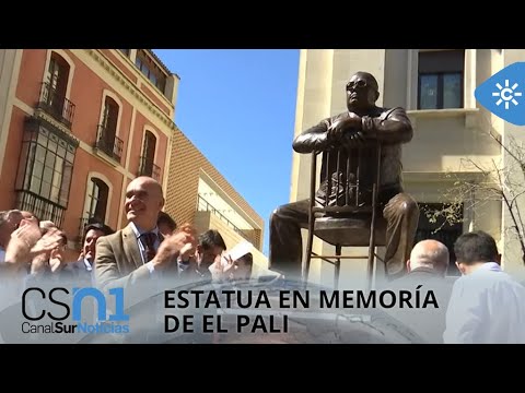 Estatua en honor al cantautor sevillano Francisco Palacios 'El Pali'