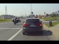 Policjant na motocyklu w widowiskowy sposb rusza w pocig... 