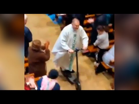 Sacerdote despidió misa por Navidad a bordo de un scooter eléctrico