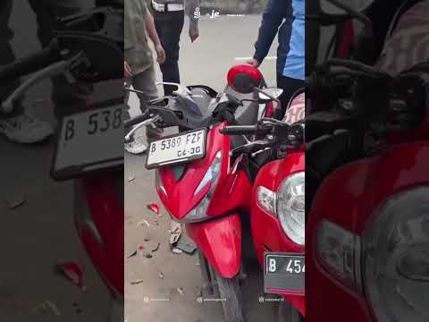 Truk Kehilangan Kendali, Puluhan Motor di Depan Kampus UPB Rusak