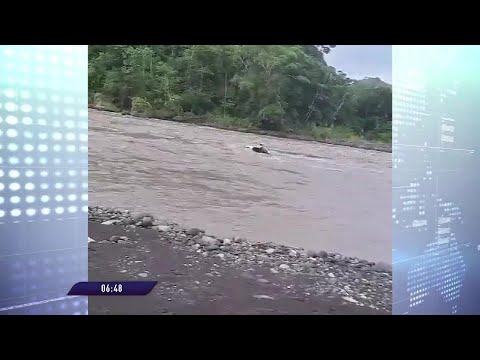 Camioneta con pasajeros cayó al río Upano tras el colapso de un puente
