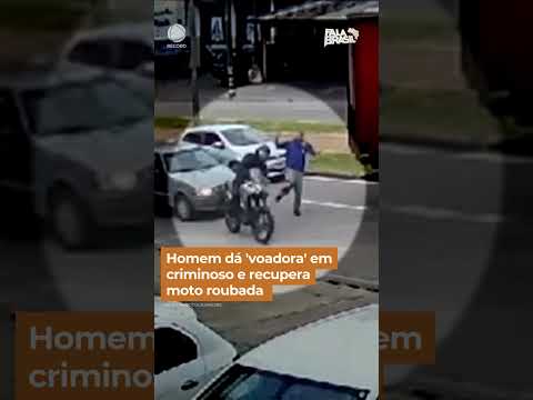 Homem dá 'voadora' em criminoso e recupera moto roubada em Sorocaba, São Paulo #Shorts #FalaBrasil