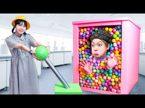たすけて～＞＜ママがマシンに閉じ込められた⁉︎カラーボールマシンからママを救出しよう！【寸劇】
