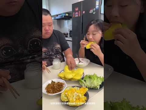 蠢老公又搶我的食物，這次要好好教訓他，吃一大口芥末辣哭了！