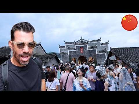 PERDU DANS LA FOULE EN CHINE LE PIRE JOUR POSSIBLE…MAIS ...