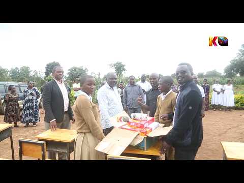 WALIOSOMA SHULE YA HATELELE WAREJEA KUCHANGIA VITI NA MEZA WAOKOA WANAFUNZI WALIOKUWA WANAKAA CHINI.