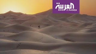 شاهد .. اماراتي يتحدى الخطر ويقف على حافة بركان
