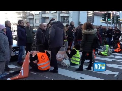 Ultima Generazione blocca il traffico in viale Lucania a Milano: calci e offese per gli attivisti