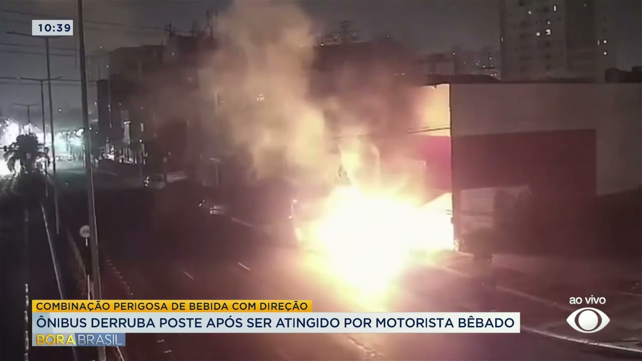 Ônibus derruba poste após ser atingido por motorista bêbado