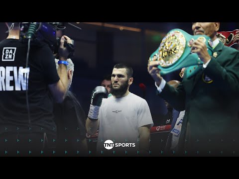 Artur Beterbiev enters the ring for his Undisputed Light Heavyweight battle with Dimitry Bivol 🇸🇦