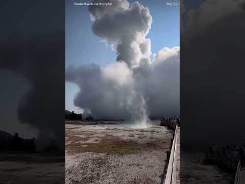 Hydrothermal explosion sends tourist running at Yellowstone National Park ??