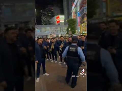 en #japon #callan a @bandaelrecodooficial en #calles de #tokio #policia #japonesa #viral #shorts