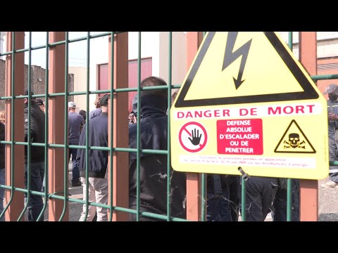 Retraites: des électriciens coupent le courant près de Paris | AFP