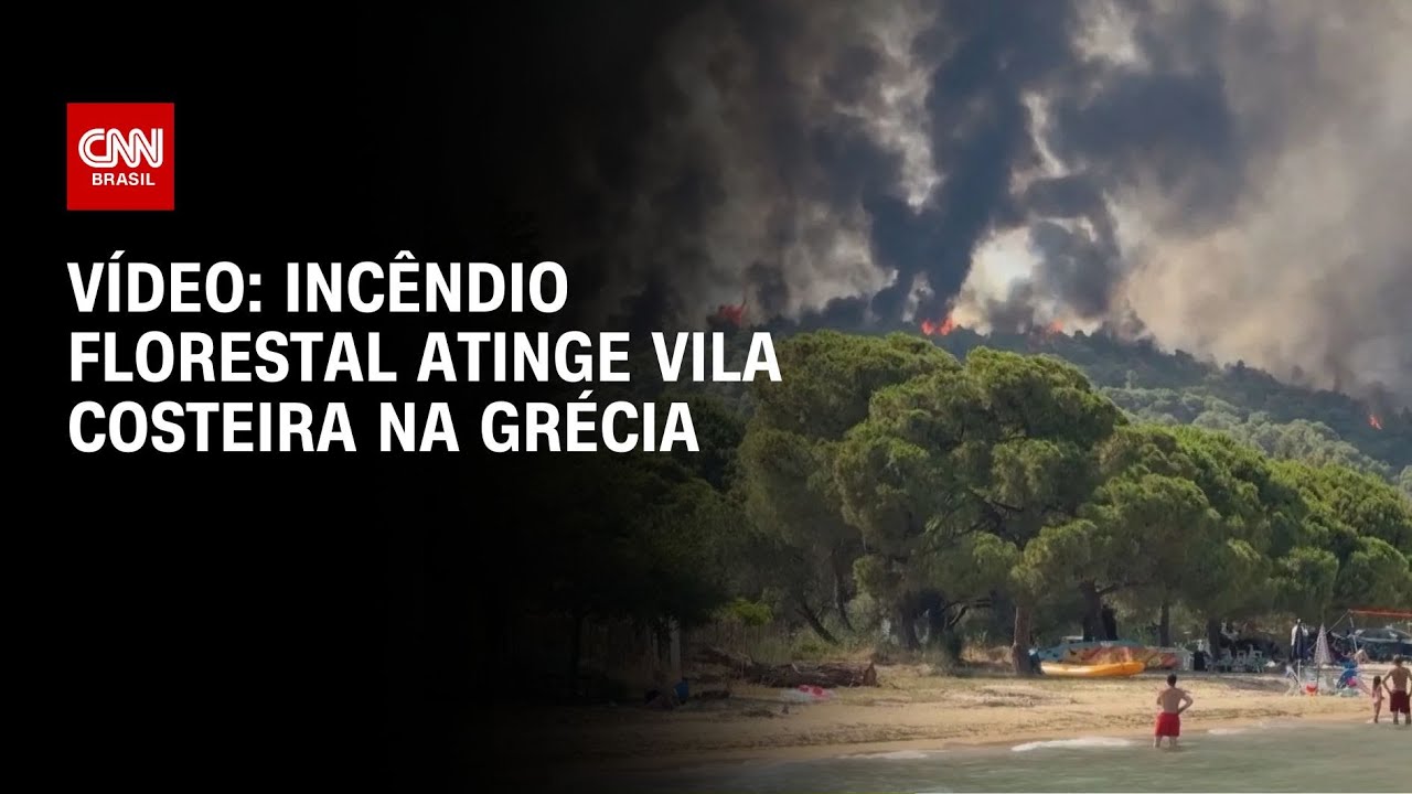 Incêndio florestal atinge vila costeira na Grécia | CNN BRASIL