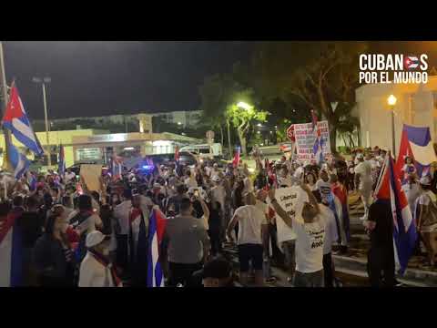 #15NCuba: Manifestación en el Versailles de Miami en apoyo al pueblo cubano