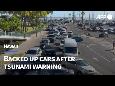 Gridlocked traffic near Hawaii beach after tsunami warning | AFP
